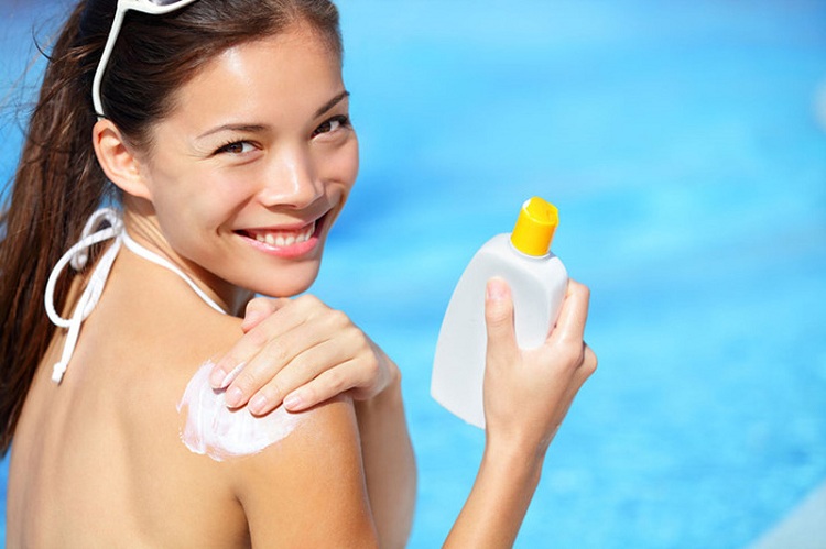 Sử dụng kem chống nắng là cách phòng ngừa, hỗ trợ trị nám tàn nhang hiệu quả