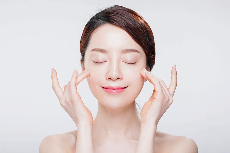 Chăm sóc da mặt thường xuyên giúp giảm thiểu trình trạng mụn nhọt trên mặt