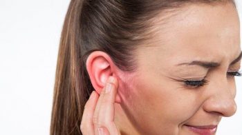 Mụn mọc ở trong tai có thể gây viêm nhiễu, khó chịu