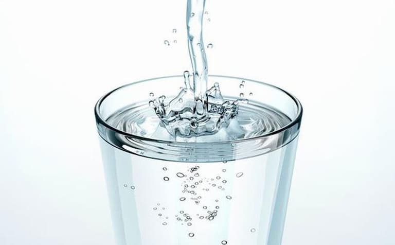Người bị chàm cần uống đủ nước mỗi ngày