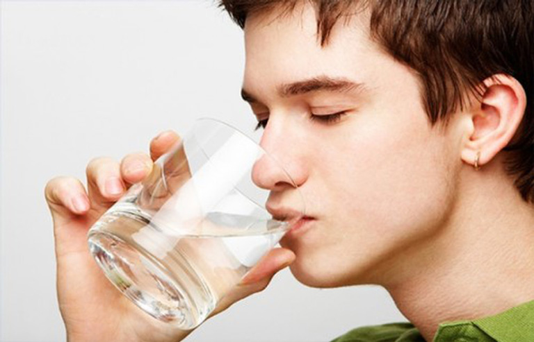 Khi bị mụn nên uống nhiều nước mỗi ngày