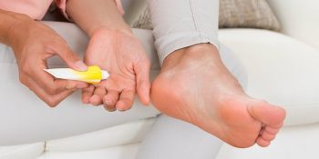 Các loại thuốc bôi vẫn là lựa chọn hàng đầu của người bệnh khi điều trị viêm da cơ địa ở chân