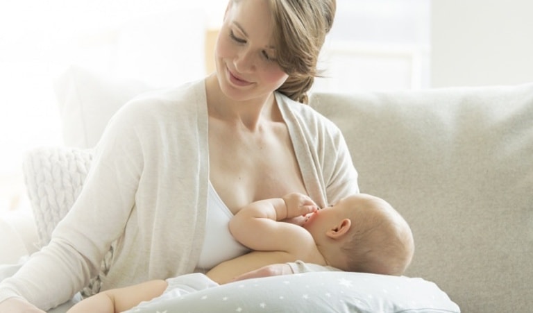 Cho con bú sữa mẹ cũng là cách để điều trị và phòng ngừa viêm da dị ứng ở trẻ sơ sinh