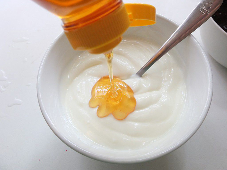 Sữa chua và mật ong có tác dụng hiệu quả trong trị mụn.