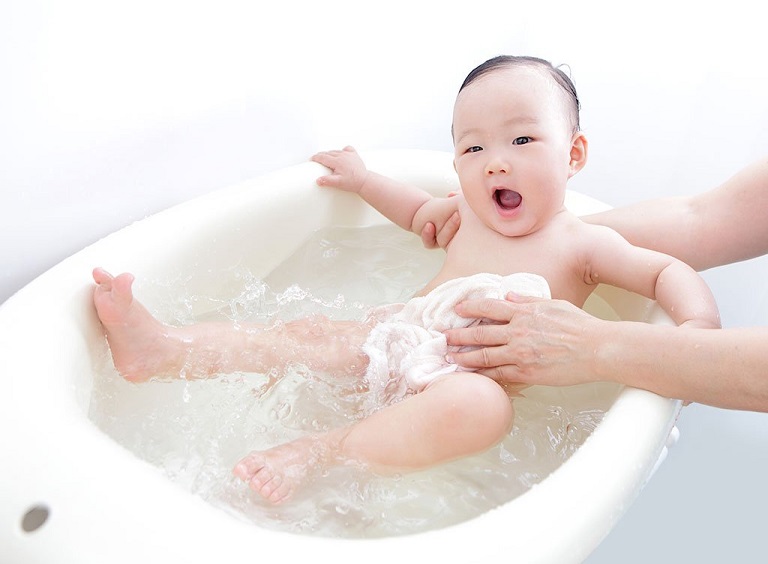 Tắm cho trẻ thường xuyên để giữ vệ sinh cơ thể, tránh sự tấn công của tác nhân gây viêm da dị ứng