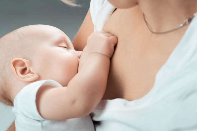 Tăng cường bú mẹ cũng hỗ trợ trị chàm khá hiệu quả