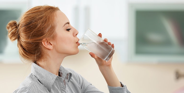 Uống đủ từ 2-3 lít nước mỗi ngày để cung cấp độ ẩm cho da