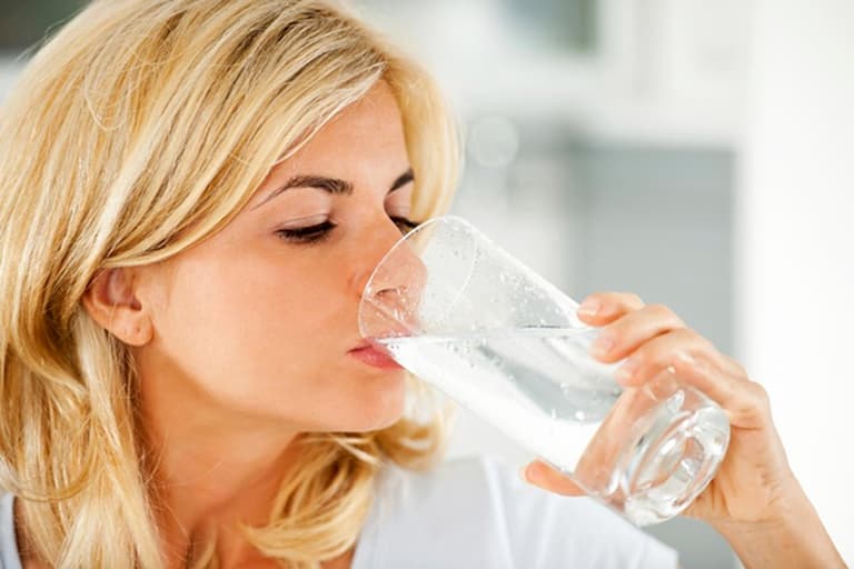 Uống nhiều hơn 2 lít nước lọc mỗi ngày