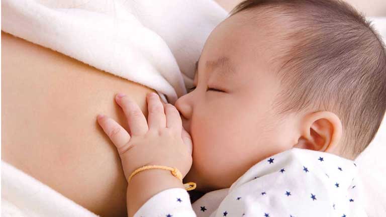 Hormone của mẹ truyền sang trẻ qua đường sữa mẹ khiến bé mọc mụn