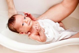 Tắm rửa cho bé thường xuyên để giữ cơ thể sạch sẽ