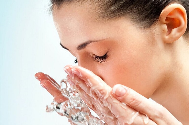 Rửa mặt không đúng cách cũng là tác nhân làm gia tăng nguy cơ bị viêm da cơ địa