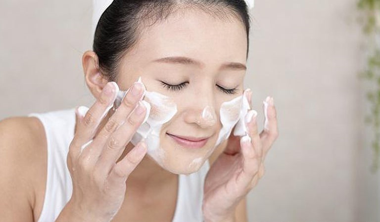 Rửa mặt với các loại dung dịch có chất tẩy rửa nhẹ nhàng để ngăn ngừa các triệu chứng của bệnh tái phát