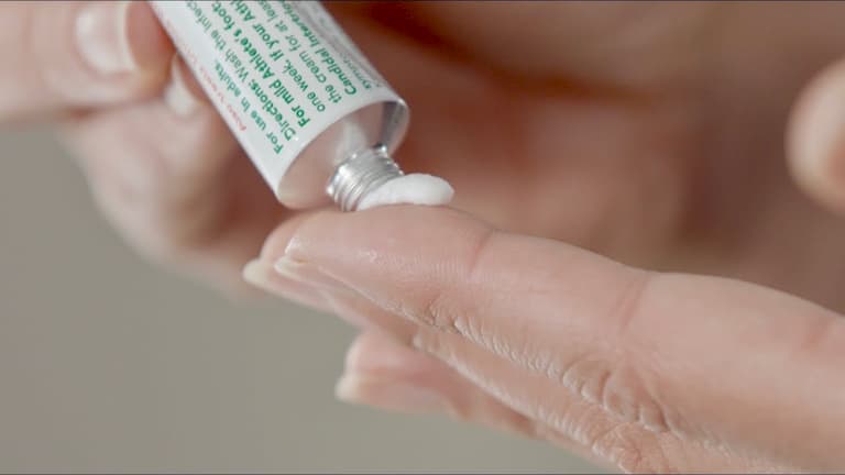 Sử dụng một số loại thuốc bôi tại chỗ chữa bệnh ngoài da