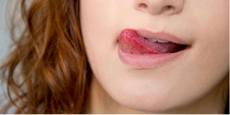 Thói quen liếm môi cũng là nguyên nhân gây ngứa