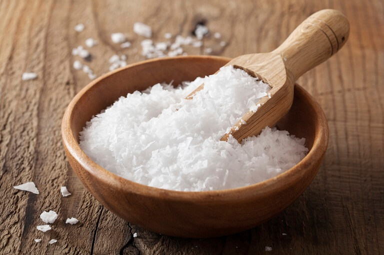 Sử dụng muối trắng cho vào cùng tía tô để tăng độ sát khuẩn