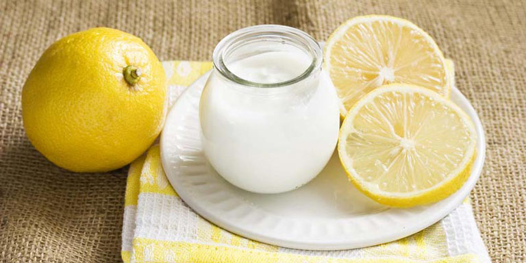 Sử dụng hỗn hợp sữa tươi không đường và chanh để trị mụn thâm vùng lưng
