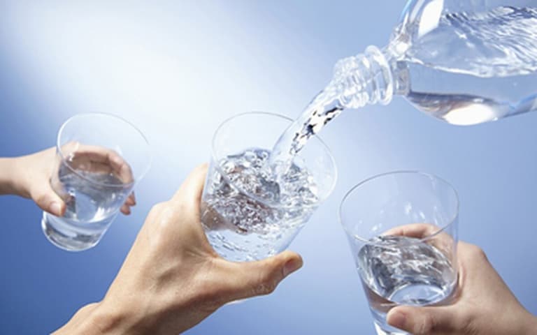 Uống đủ 2.5 lít nước mỗi ngày