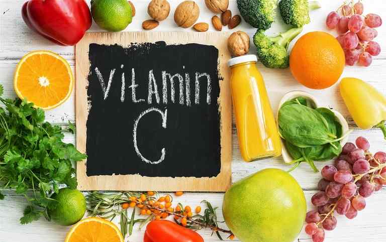 Bổ sung vitamin C là một trong những cách giúp cải thiện triệu chứng của bệnh