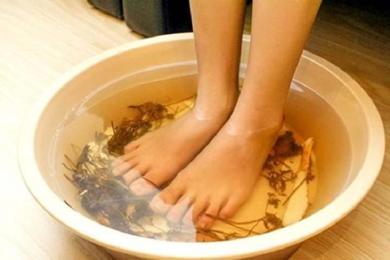 Đun nước lá trầu không để ngâm rửa là cách đơn giản nhưng rất hiệu quả