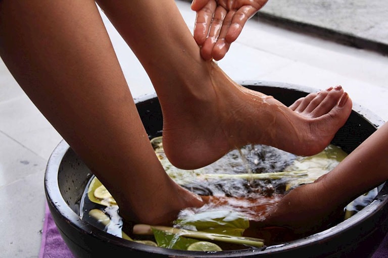 Dùng nước lá lốt để ngâm rửa vùng da bị bệnh cũng sẽ giúp cải thiện các triệu chứng của bệnh