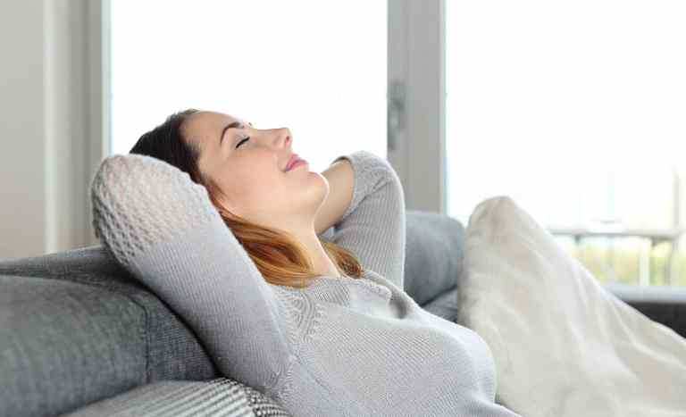 Nghỉ ngơi thư giãn là một trong những cách xử lý bệnh tại nhà