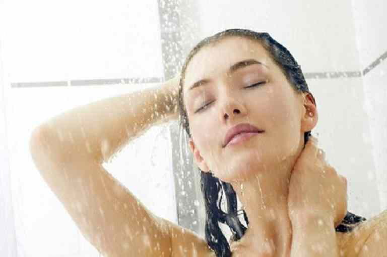 Tắm nước lạnh giúp cải thiện tình trạng nổi mề đay khắp người