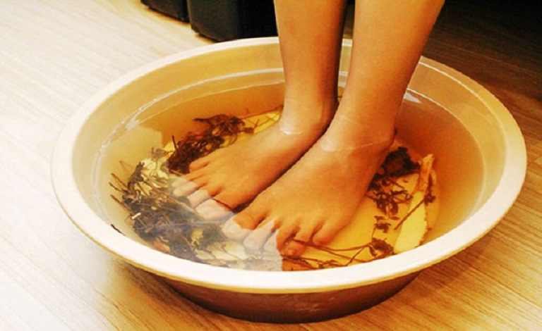 Đun nước lá hẹ để tắm và ngâm rửa cũng là phương pháp được nhiều người áp dụng