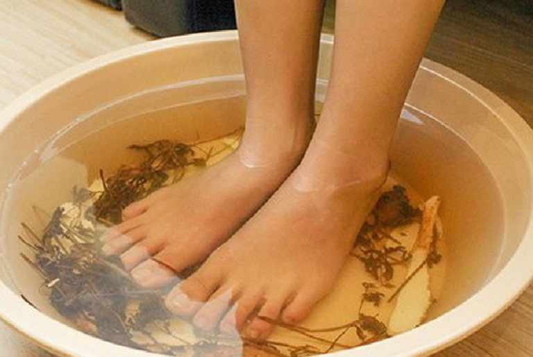 Dùng nước lá khế để tắm hoặc ngâm rửa cũng là phương pháp rất hiệu quả