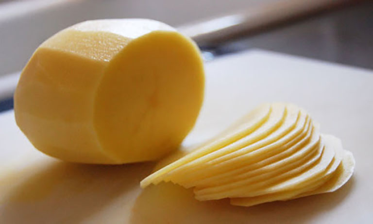 Dùng khoai tây tươi cũng là một cách chữa rạn da tại nhà hiệu quả
