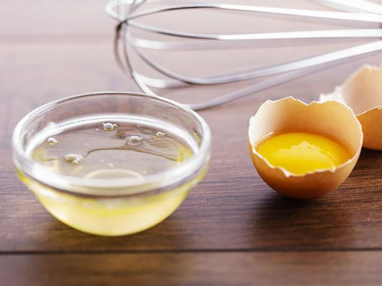 Cách chữa rạn da bằng lòng trắng trứng gà tại nhà khá phổ biến 