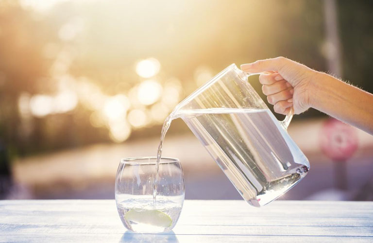 Uống đủ nước là cách giúp bạn cải thiện vết mụn hiệu quả