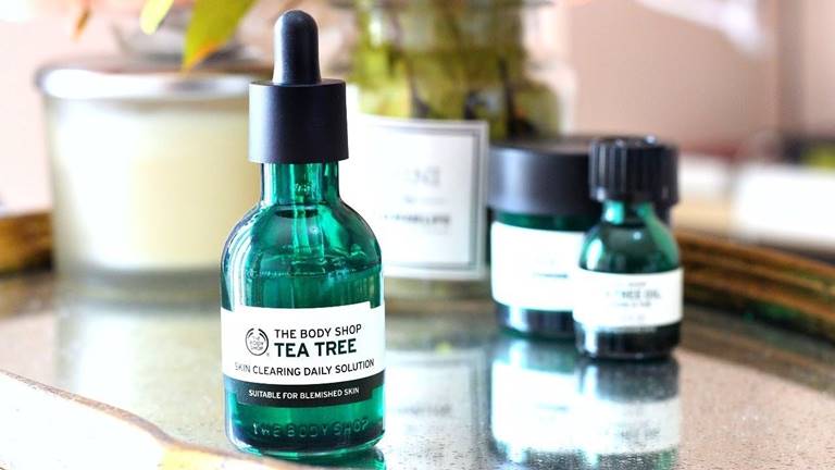 Serum trị mụn The Body Shop Tea Tree Oil khá hiệu quả
