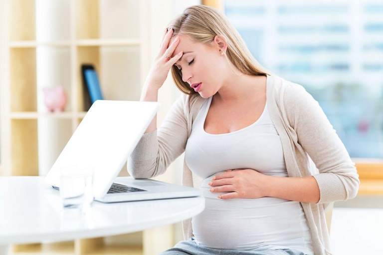 Mẹ bầu nổi mề đay thường mệt mỏi, ảnh hưởng đến sức khỏe của thai nhi