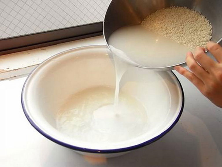 Kết hợp nghệ tươi với nước vo gạo để tăng hiệu quả trị thâm, trắng da