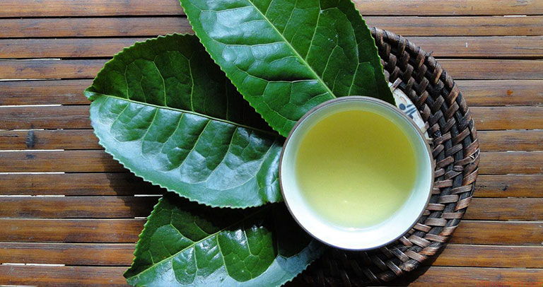 Sử dụng nước trà xanh trị mụn, chống lão hóa