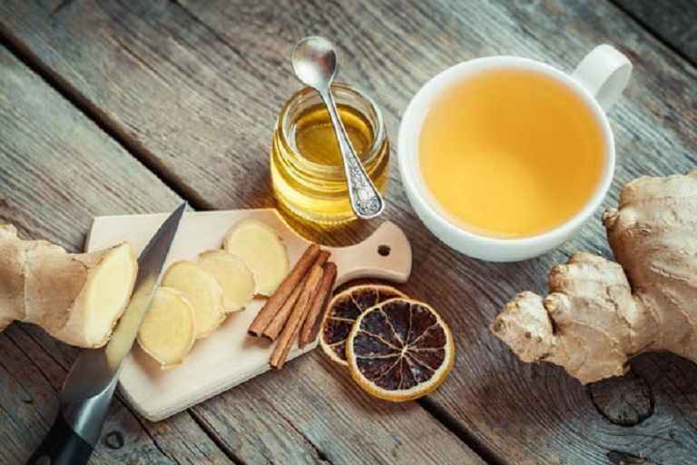 Uống trà gừng mật ong cũng giúp cải thiện tình trạng ngứa ngáy do bệnh mề đay gây nên