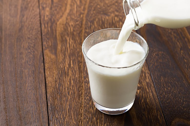 Sữa tươi vừa có công dụng làm trắng vừa có thể làm mờ các vết rạn da hiệu quả