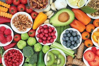 Chế độ dinh dưỡng nhiều vitamin hỗ trợ việc điều trị tàn nhang rất nhiều
