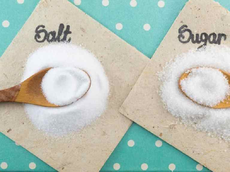 Kết hợp dầu dừa với muối, đường cũng sẽ giúp xóa mờ các vết rạn trên cơ thể