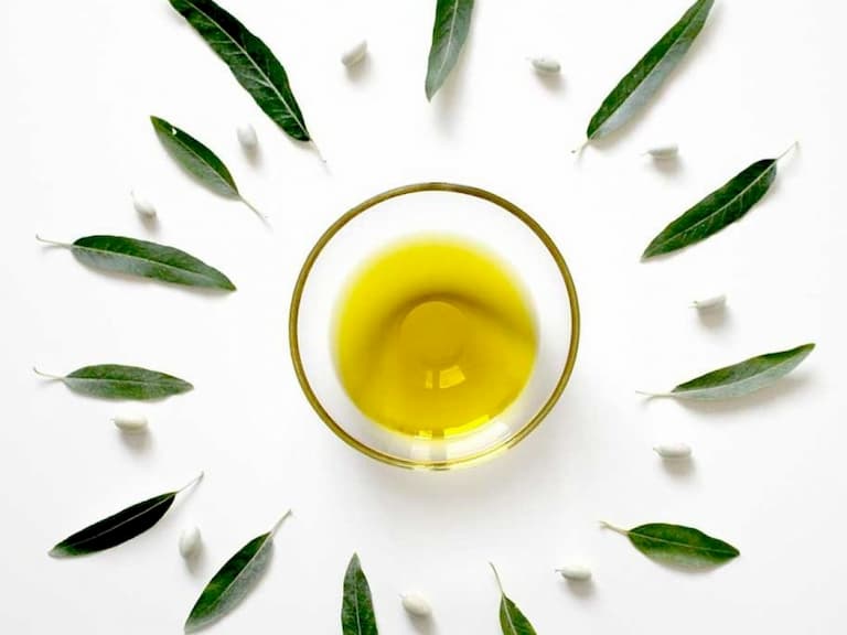 Kết hợp dầu oliu và trà xanh giúp trị rụng tóc hiệu quả