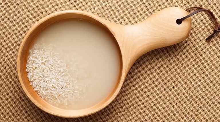 Kết hợp nghệ với nước vo gạo cũng sẽ giúp trị rạn da nhanh chóng và hiệu quả