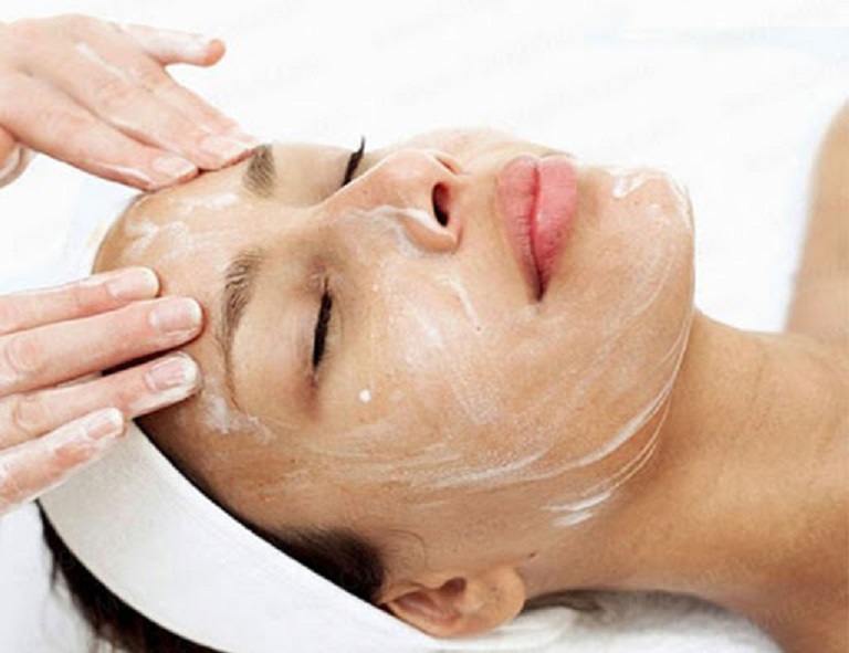 Làm sạch da là bước quan trọng nhất trong quá trình lăn kim trị mụn