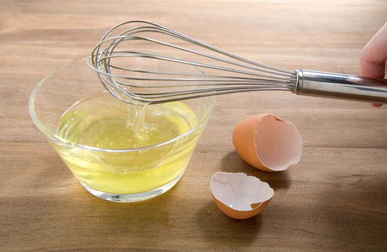 Lòng trắng trứng gà rất giàu protein với công dụng khôi phục và tái tạo collagen