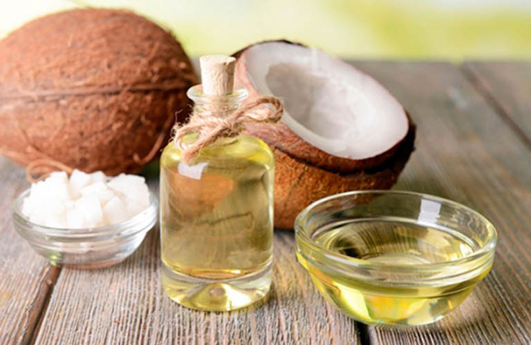 Dầu dừa chứa nhiều vitamin E giúp xóa mờ vết rạn da hiệu quả