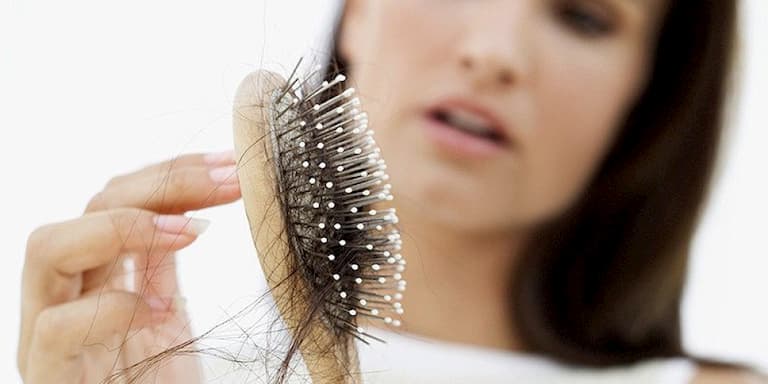 Rụng tóc khiến nhiều người lo lắng