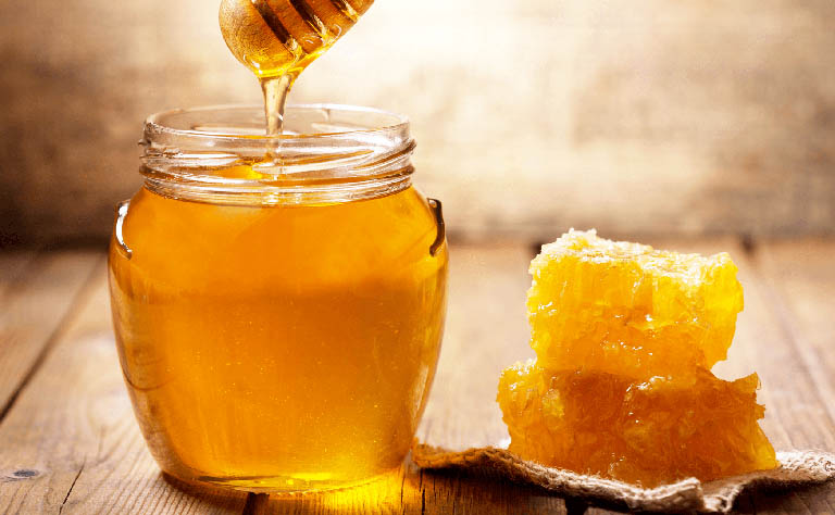 Mật ong chứa nhiều chất giúp trị mụn thâm