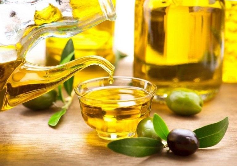 Dầu olive giúp hạn chế tình trạng tiết dầu thừa dưới da