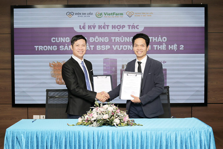 Buổi kết kết hợp tác diễn ra thành công và Vietfarm chính thức trở thành đơn vị cung ứng Đông Trùng Hạ Thảo cho Trung tâm Da liễu Đông y Việt Nam