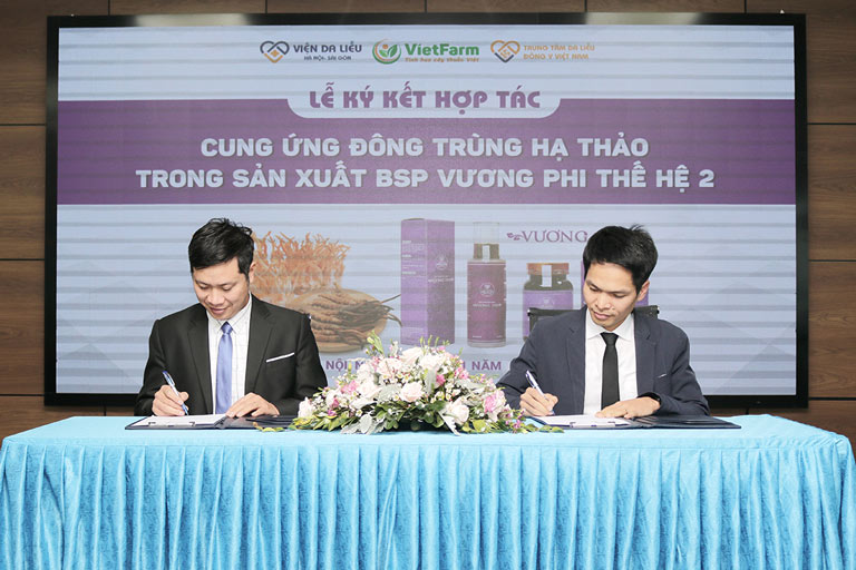 Ông Nguyễn Quang Tân và ông Nhâm Quang Đoài có mặt trong buổi ký kết hợp tác cung ứng Đông Trung Hạ Thảo