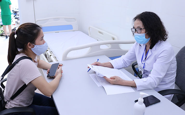 Bác sĩ Lê Phương sẽ tiến hành thăm khám theo “Tứ chẩn” của YHCT